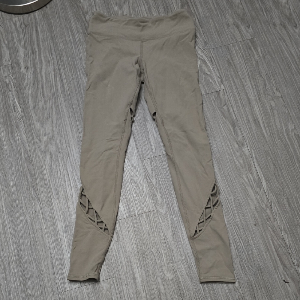 Alo Yoga Entwine Leggings in a Taupe Gravel Tan Criss Cross S